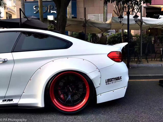 مجموعة LB واسعة الجسم لـ BMW M4 F82 مجموعة واسعة الجسم M4 F82 تحديث LB Style Front Lip Diffuser Spoiler مجموعة جسم الألياف الكربونية